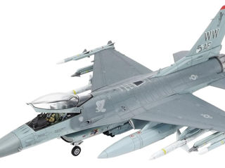 Пластиковая модель самолета Martin F-16CJ
