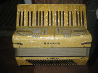 Hohner - 120 басов( имеет французский розлив и кларнет) foto 1