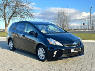 Toyota Prius v foto 2