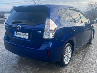 Toyota Prius v foto 5