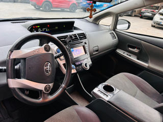 Toyota Prius v foto 5