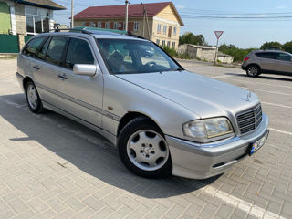 Mercedes C-Class foto 1