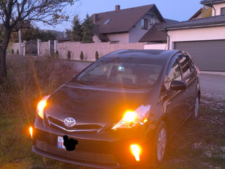 Toyota Prius v foto 10