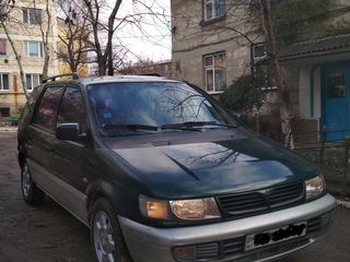 Mitsubishi Space Wagon foto 2