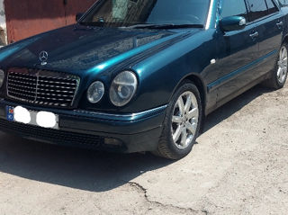 Mercedes E-Class foto 0
