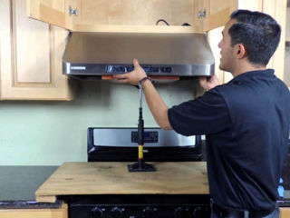 Установка кухонный вытяжки над плитой на кухне алмазное сверления отверстий для вентиляции воздуха foto 7