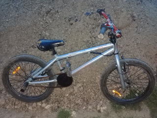 Se vinde bicicletă BMX