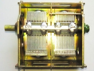 Двухсекционный конденсатор 2 х 12-495 ПФ, новый
