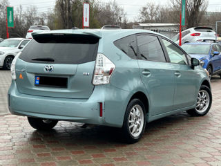 Toyota Prius v foto 4