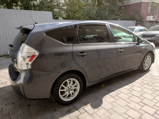 Toyota Prius v foto 6