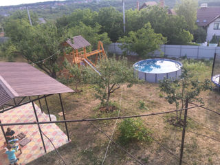 Teren 14ari pentru construcție, în zonă verde cu priveliște de sus spre vale.