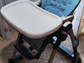 Складной стул-качалка для кормления ребенка.