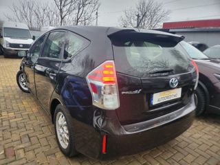 Toyota Prius v foto 4