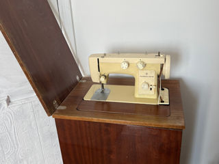 Швейная машинка Чайка 142 М в столе