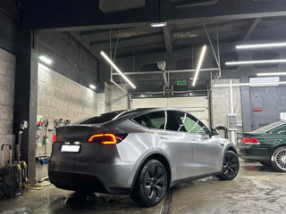 Tesla Model Y foto 1