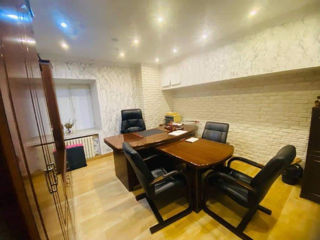 Proprietar, vinde oficiu în centru, 185 m2, reparație, 5 cabinete, 2 băi. foto 5