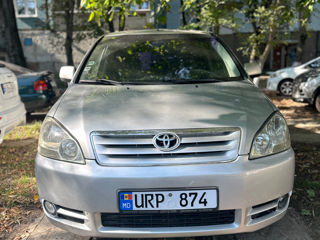 Toyota Avensis Verso foto 1