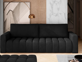 Canapea spațioasă cu tapițerie de înaltă calitate