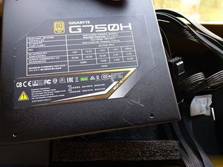 Gigabyte G750h foto 3