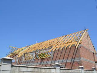 Economisește timp și bani cu montajul nostru eficient de acoperișuri din țiglă metalică!