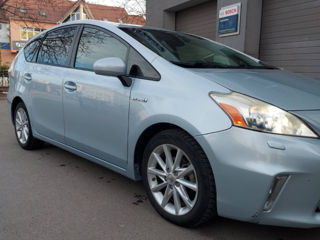 Toyota Prius v foto 9