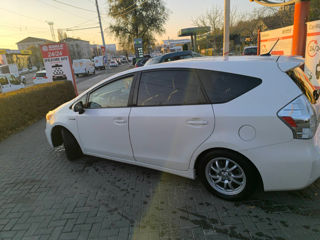 Toyota Prius v foto 5