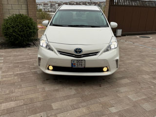 Toyota Prius v foto 7