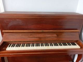 Пианино из красного дерева