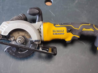 Fierăstrău circular DeWalt DCS571NT