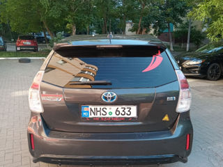 Toyota Prius v foto 3