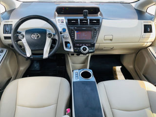 Toyota Prius v foto 8