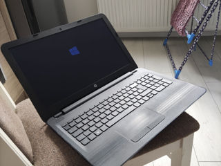 Vind Laptop HP lucrează 100% bateria tine 8 ore intens este și blocu