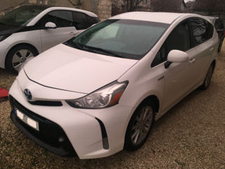 Toyota Prius v foto 2