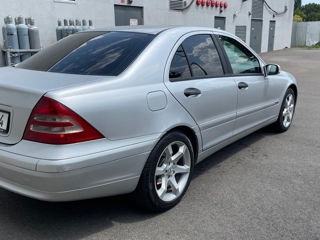 Mercedes C-Class foto 3