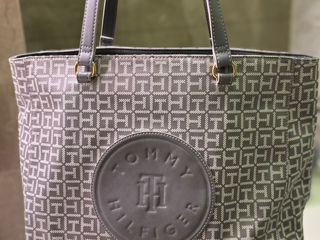 Tommy Hilfiger , 36.8 x 15.2 x 31.8 cm , stare foarte bună -400 mdl