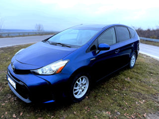 Toyota Prius v foto 2