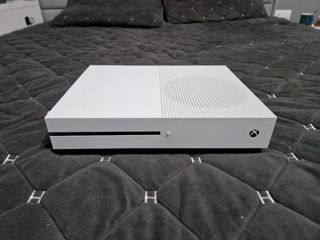 Xbox one s в хорошем состоянии, два джойстика, 4 игры в комплекте foto 3