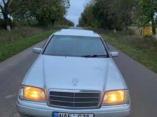 Mercedes C-Class foto 1