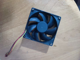 Se vinde ventilator de 92mm