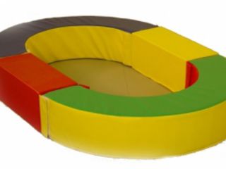 Сухой бассейн с разноцветными шариками, мягкие игровые элементы