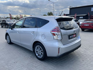 Toyota Prius v foto 6