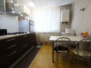 Vând apartament la Ialoveni, bloc nou, curte privata foto 2