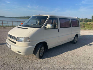 Volkswagen Caravelle foto 1