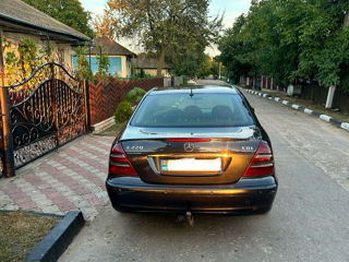 Mercedes E-Class foto 2