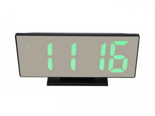 Часы настольные UKC с зеркальной поверхностью будильником от сети и от батареек с зелёной подсветкой фото 1