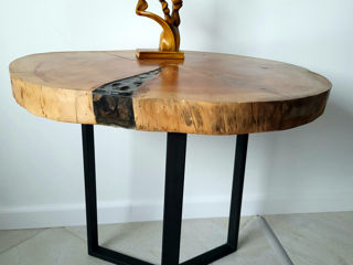 Стол из натурального дерево, masă din lemn natural.