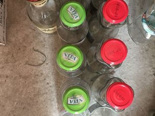 Sticle de 1 l cu capac de la suc, sînt curate și uscate, 15 sticle cîte 4 lei; 5 bucăți de 0,5 l din foto 7