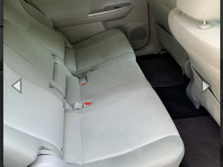 Toyota Prius v foto 4