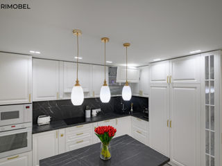 Bucătărie neoclasică alb, cu o insulă luminoasă. foto 6