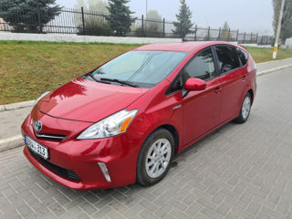 Toyota Prius v foto 2